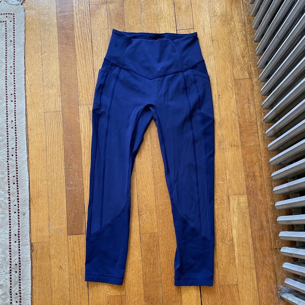 Royal blue Lululemon leggings size 6, crop, excellent condition.